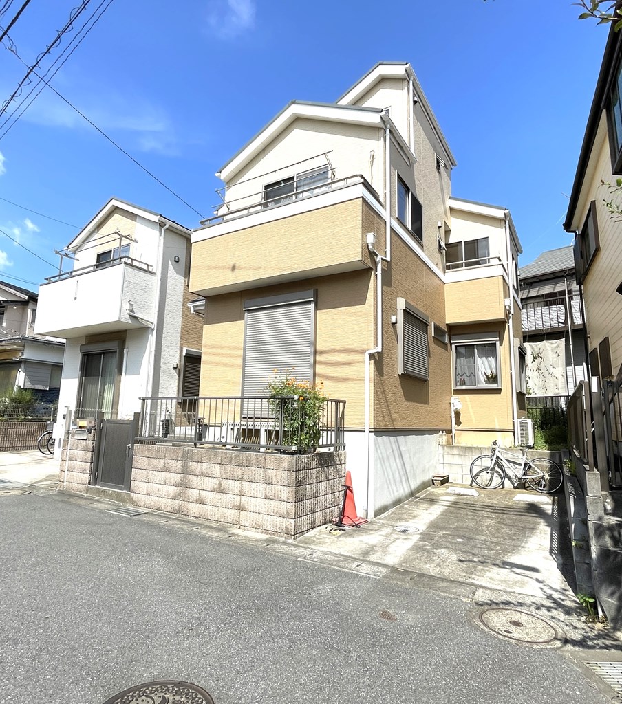 【外観】木造2階建て住宅。カースペース1台分確保されています。