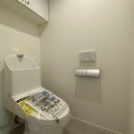 【トイレ】 清潔感のあるトイレはウォシュレット一体型になっています。トイレ内にも収納があるので便利です。