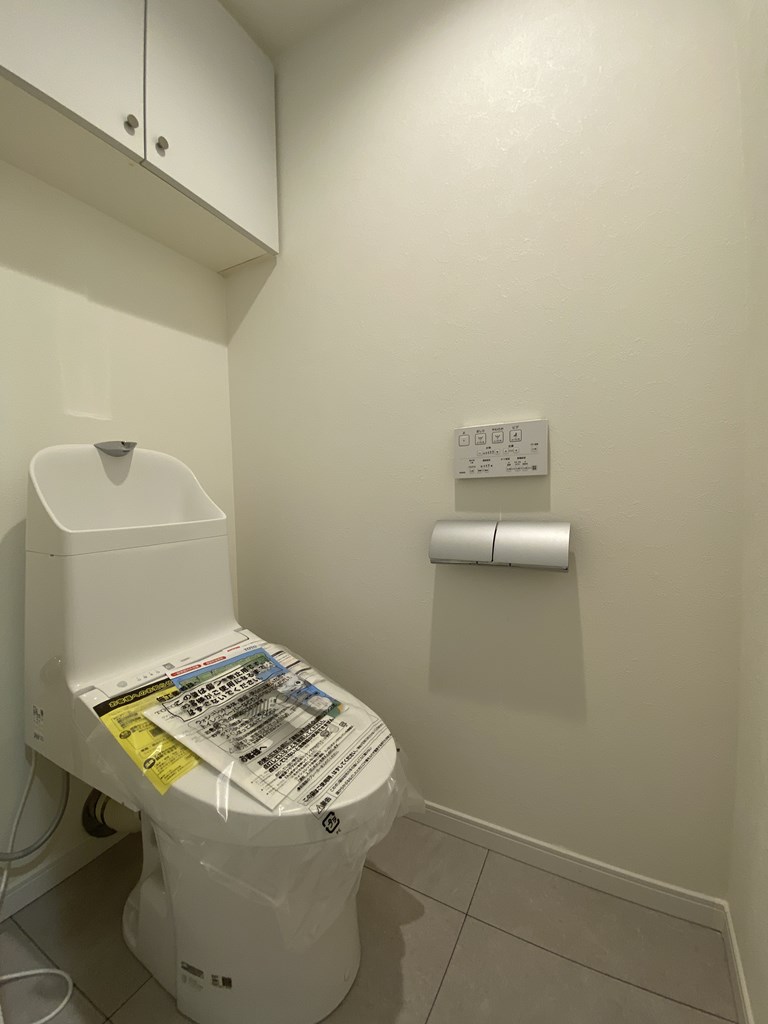 【トイレ】 清潔感のあるトイレはウォシュレット一体型になっています。トイレ内にも収納があるので便利です。