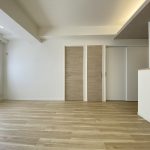 【リビング】 LDKは約13.3帖の広さ。リビングダイニング部分には床暖房も完備しています。