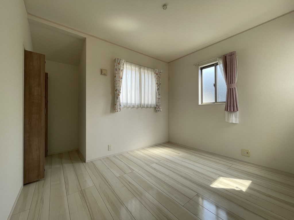 【洋室】 洋室は4部屋あります。全てのお部屋に収納がついています。