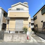 【現地】柏市あかね町中古戸建ては、2014年6月築、6帖の小屋裏収納付きの4LDKです。対面キッチン、大型のウォークインクローゼット、トイレ2か所、バルコニー2か所あります。お問い合わせください。