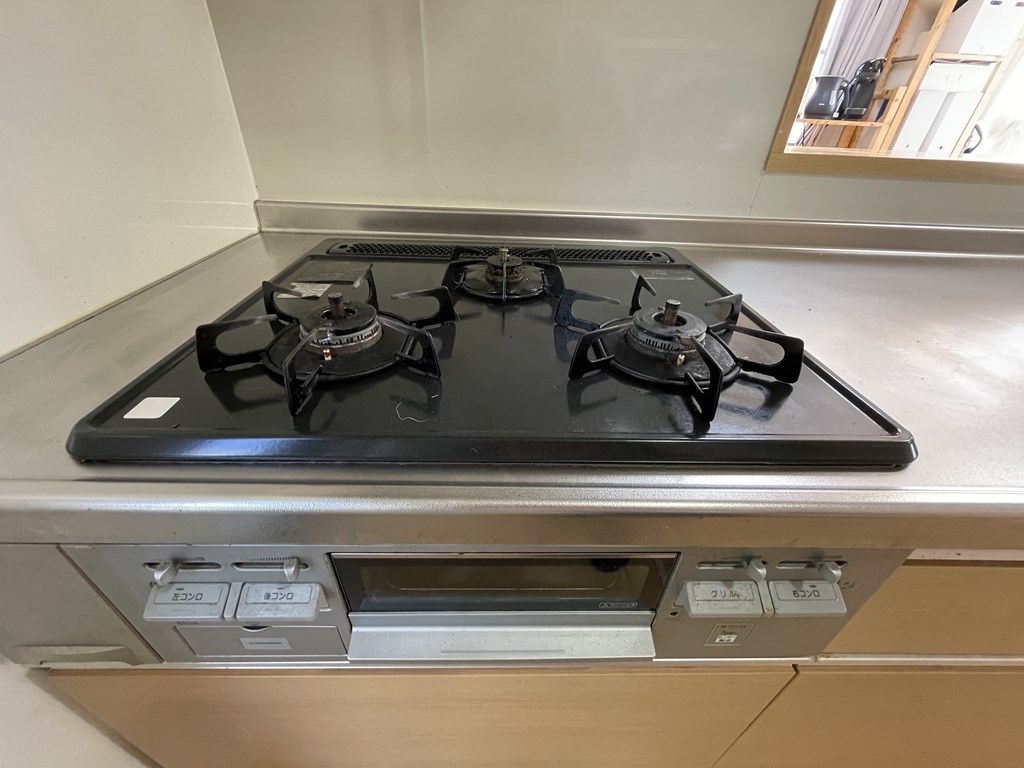 【3口ガスコンロ】忙しくても3口同時に調理ができて便利です。