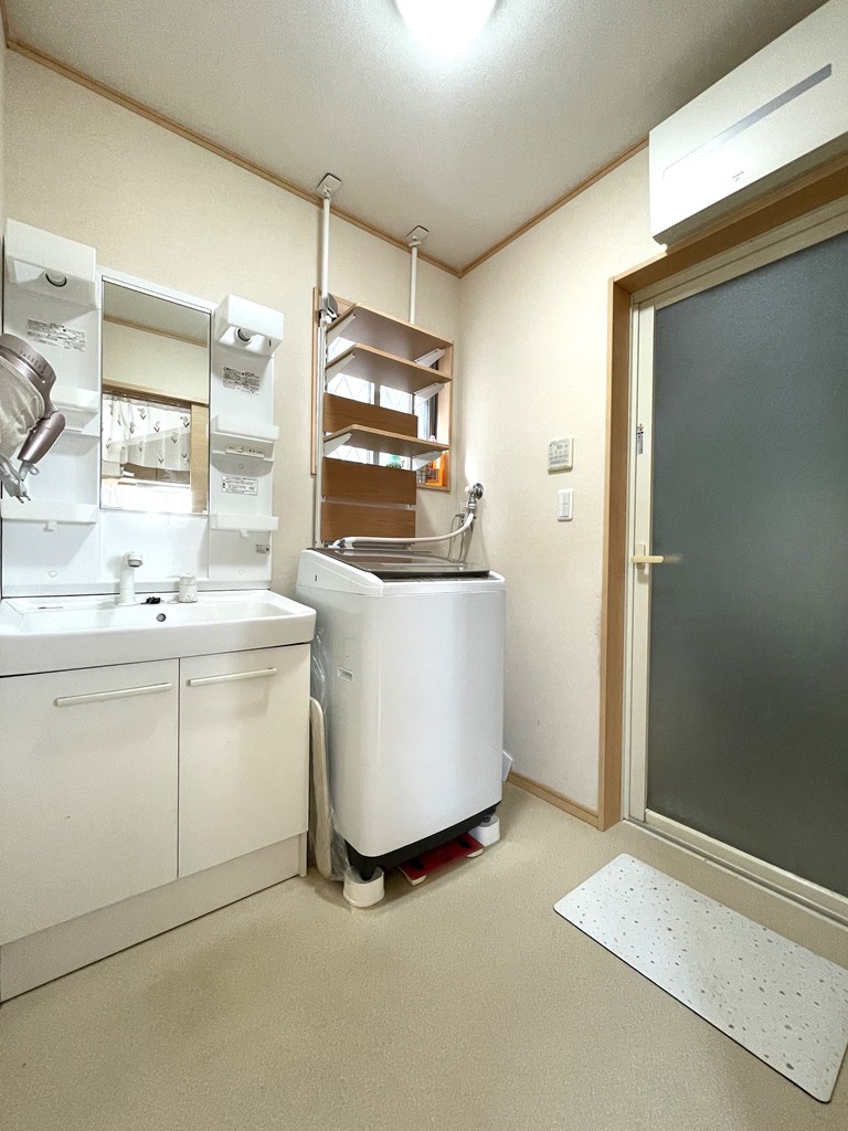 【洗面室】洗面室の様子です。室内洗濯機置場は洗面室にあります。