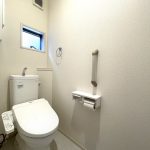 【2階トイレ】 トイレは2か所あります。トイレ内にも収納があります。