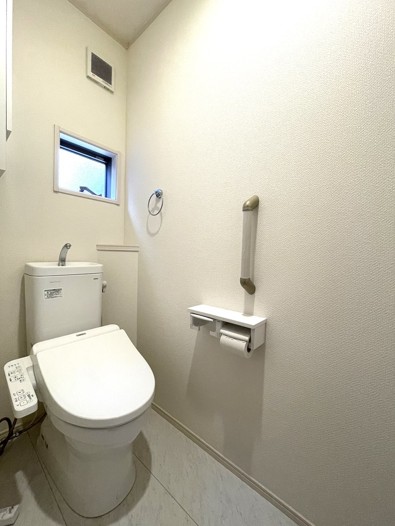 【2階トイレ】 トイレは2か所あります。トイレ内にも収納があります。