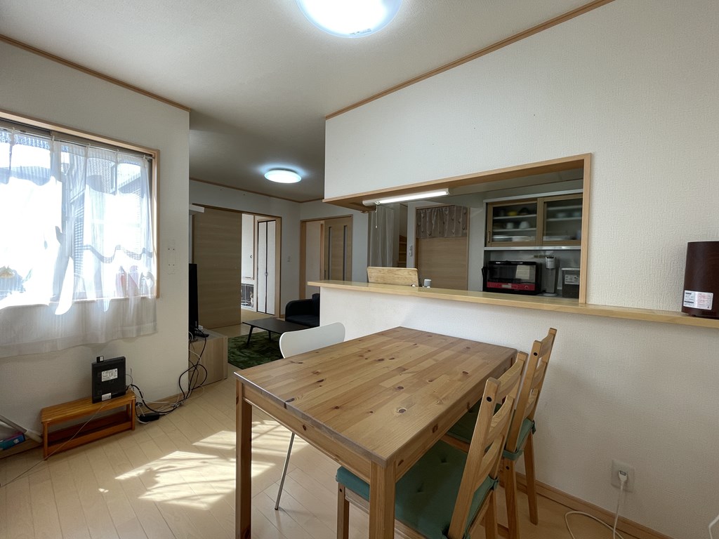 【ダイニング】対面キッチン仕様。ダイニング部分の様子です。