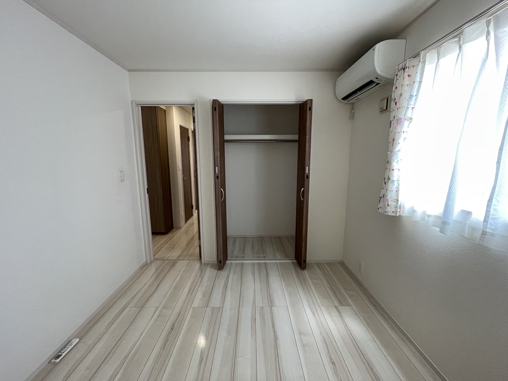 【洋室】 洋室は4部屋あります。全てのお部屋に収納がついています。