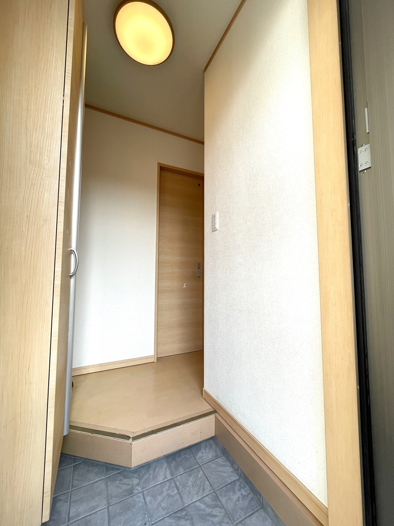 【玄関】玄関の様子。シューズボックス完備。