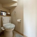 【1階トイレ】1階トイレは階段下に。十分な広さが確保されています。