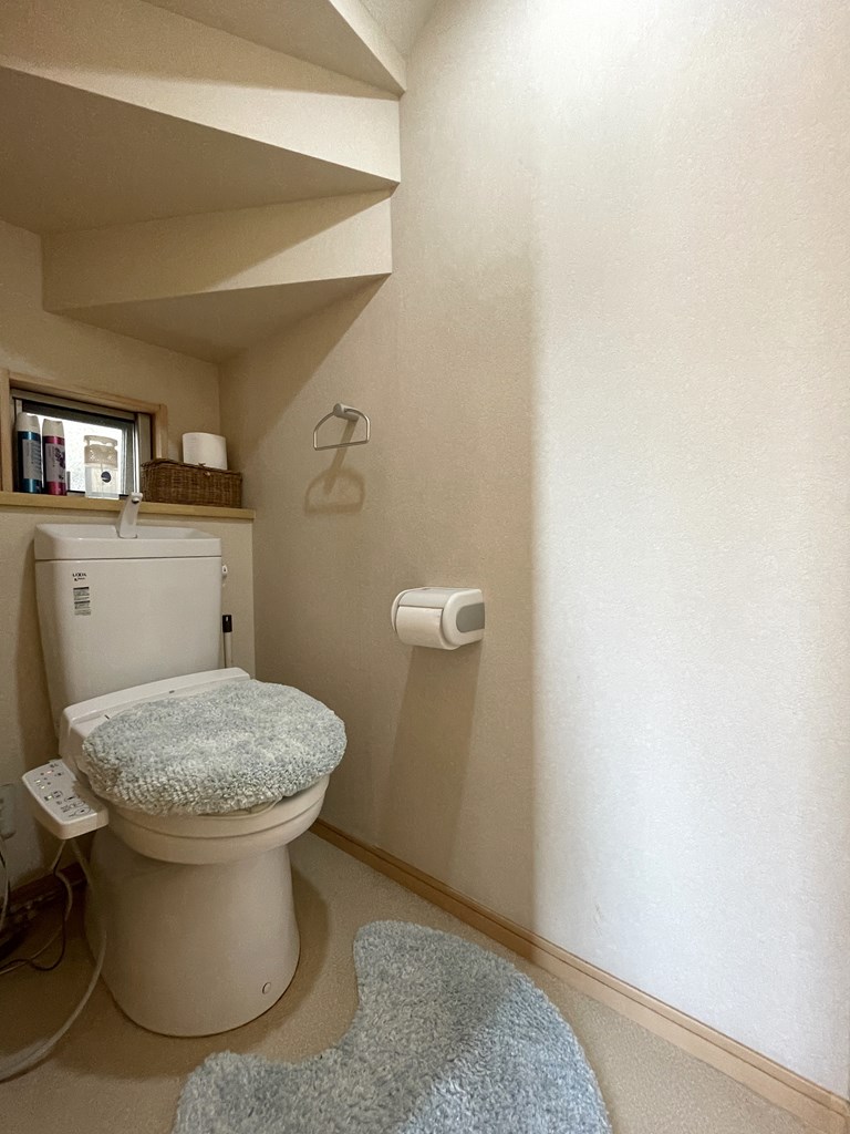 【1階トイレ】1階トイレは階段下に。十分な広さが確保されています。