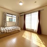 【洋室】1階は和室1部屋、2階は洋室が3部屋ある間取りです。