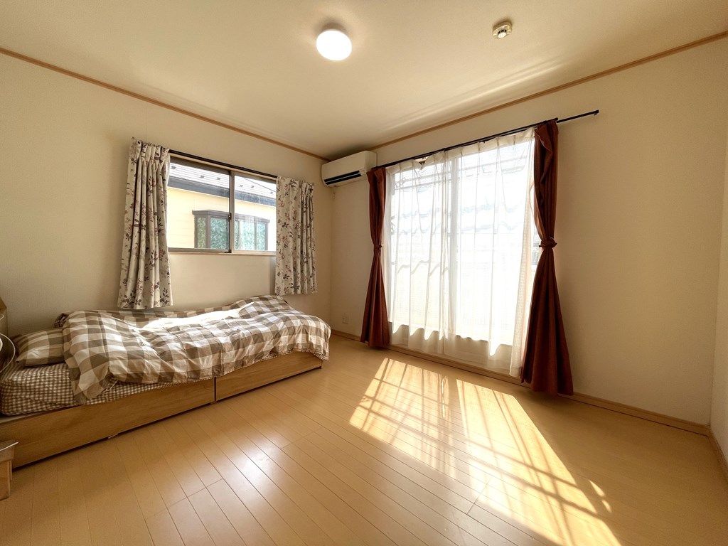 【洋室】1階は和室1部屋、2階は洋室が3部屋ある間取りです。