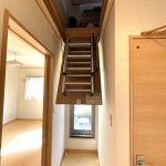 【小屋裏収納へ】小屋裏収納付きの間取り。小屋裏収納は約6.帖の広さがあります。2階の廊下部分に収納式ハシゴが格納されています。