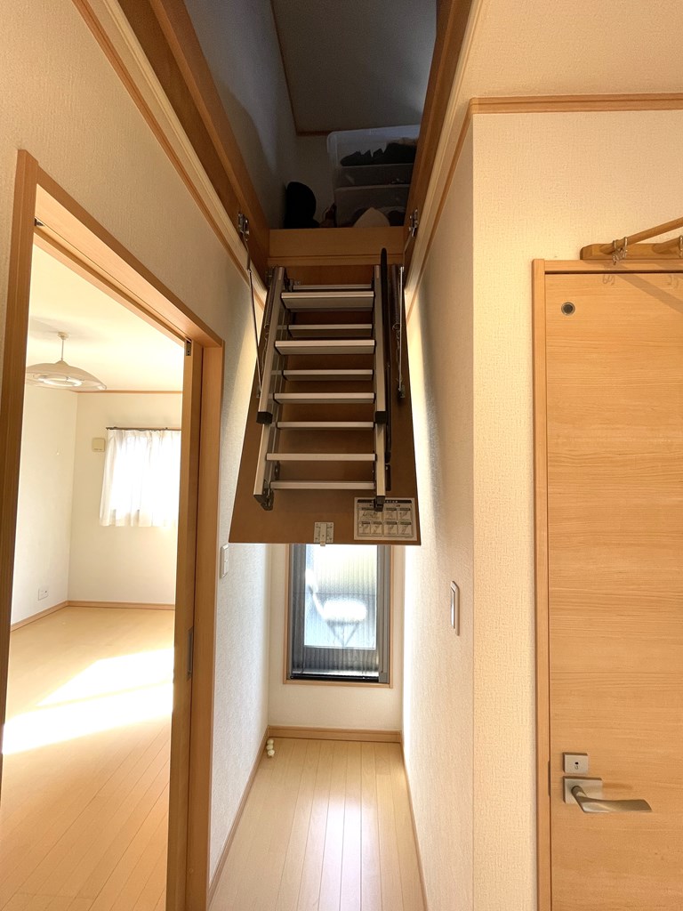 【小屋裏収納へ】小屋裏収納付きの間取り。小屋裏収納は約6.帖の広さがあります。2階の廊下部分に収納式ハシゴが格納されています。
