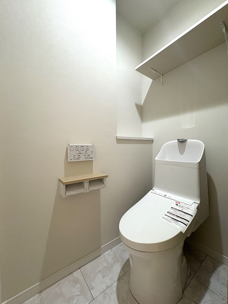 【トイレ】  清潔感のあるトイレはウォシュレット一体型になっています。