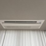 【新規リビング用エアコン設置済み】 リビングダイニング部分に新規のエアコンを設置済み。エアコン付きの物件になります。
