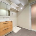 【洗面室】 収納付の洗面化粧台完備。室内洗濯機置場も洗面室にあります。洗濯機置場の上部にも収納棚がついています。リネン類や洗剤のストックを置いていただけます。