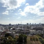 【眺望】 バルコニーからの眺望。目の前に広い空を感じることができます。ぜひ現地で確認してほしいポイントです。