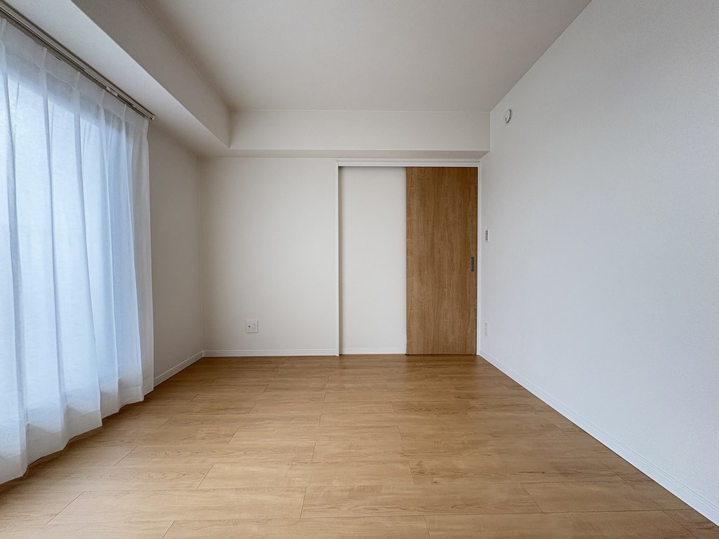 【洋室】 洋室は3部屋あります。全てのお部屋に収納完備。家具を置かなくても洋服が収納できます。