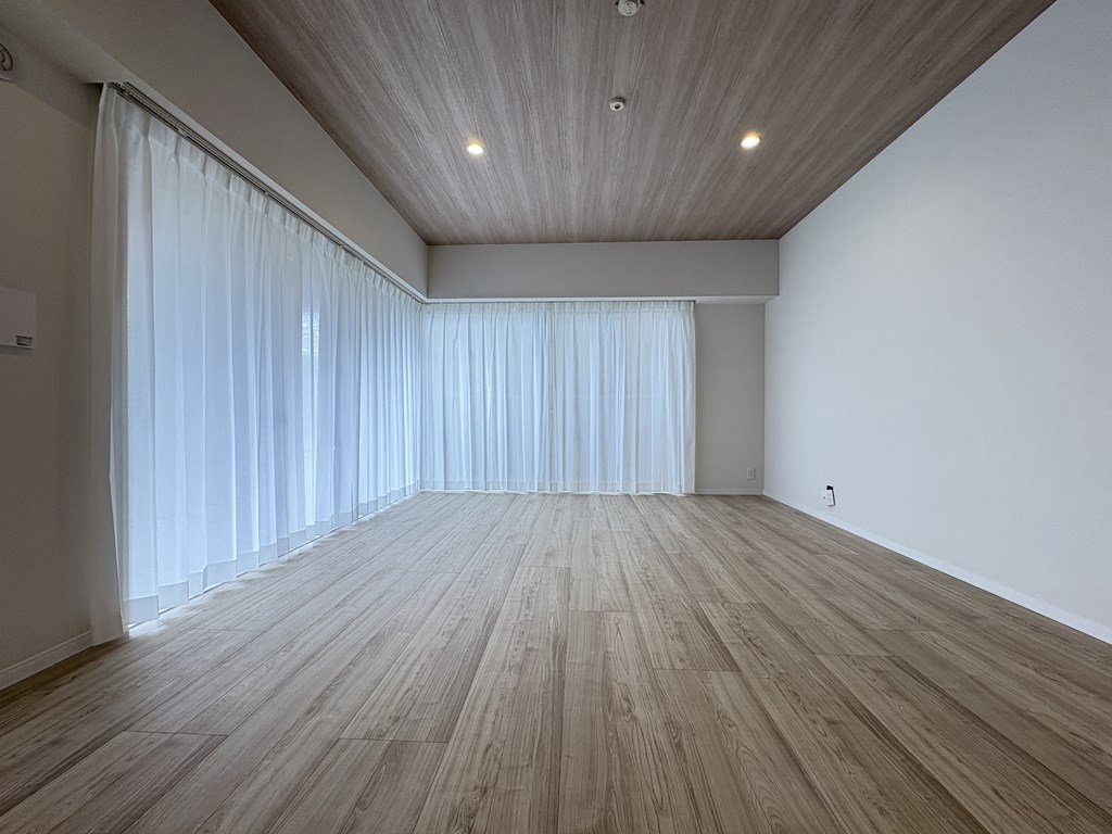 【リビング】 14階建ての2階角部屋、L型バルコニー。全てのお部屋に窓があるの明るくて風通しも良好。LDKは約23.2帖の広さがあります。