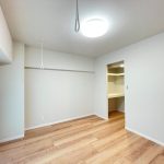 【洋室】 洋室2部屋とサービスルーム（4.7帖）のある間取り。全てのお部屋に収納があります。