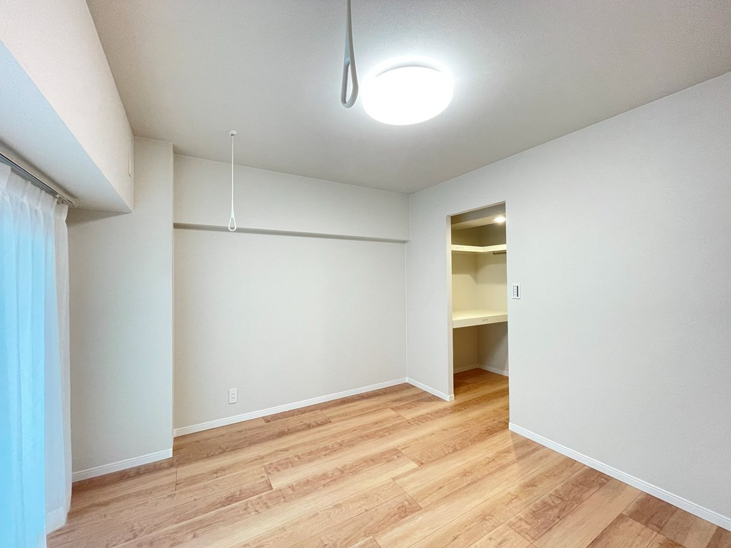 【洋室】 洋室2部屋とサービスルーム（4.7帖）のある間取り。全てのお部屋に収納があります。