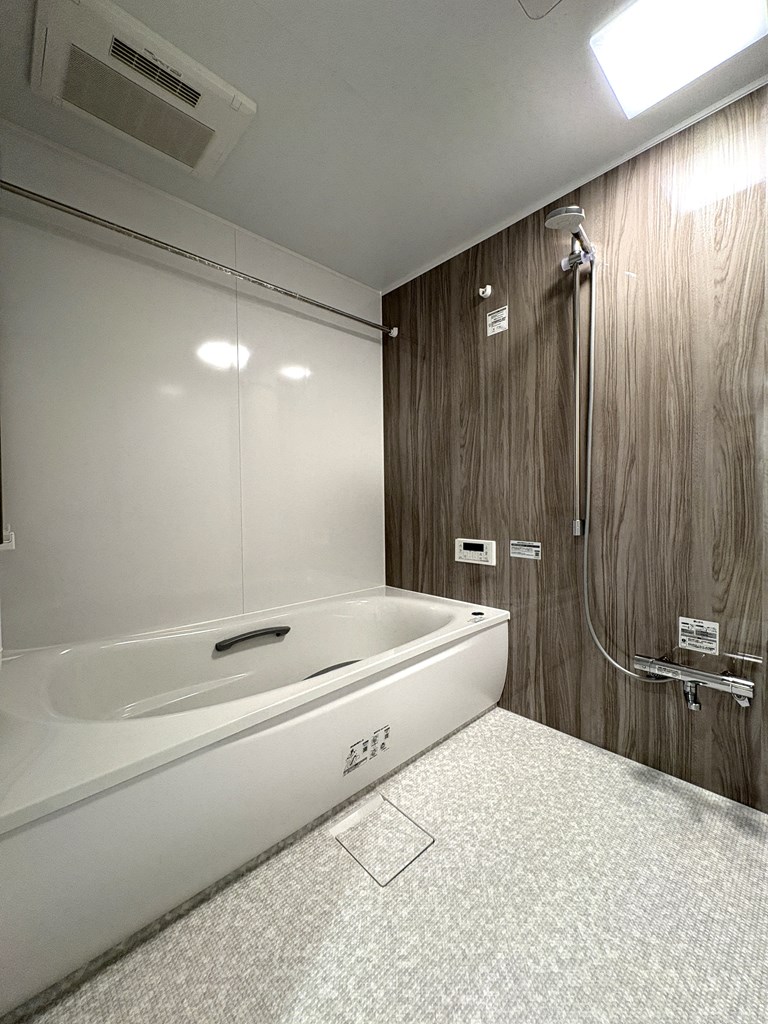 【浴室】  寛げる浴室は追い炊き機能、浴室換気乾燥機能付きで快適なバスタイムをお過ごしいただけます。