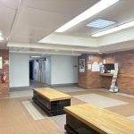 【エントランスホール】 広いエントランスホールの様子です。エレベーターは2基あります。