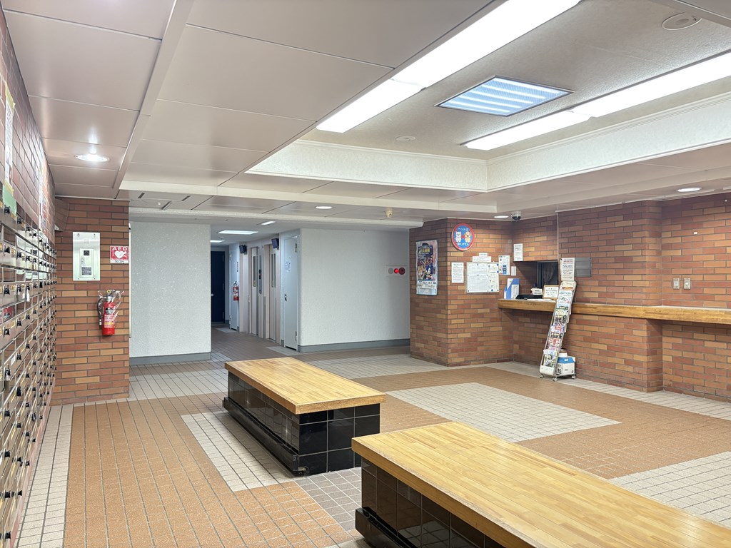 【エントランスホール】 広いエントランスホールの様子です。エレベーターは2基あります。