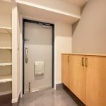 【玄関】 玄関の様子。上部がオープンのシューズボックス完備なので圧迫感が無く、玄関の空間に広がりを感じるデザイン。玄関横にシューズインクロークを設けているのでベビーカーやキャンプ用品等の収納に便利。