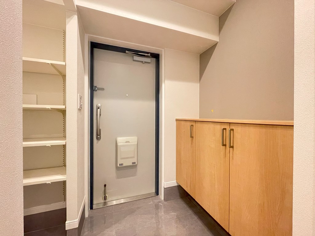 【玄関】 玄関の様子。上部がオープンのシューズボックス完備なので圧迫感が無く、玄関の空間に広がりを感じるデザイン。玄関横にシューズインクロークを設けているのでベビーカーやキャンプ用品等の収納に便利。