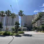 【外観】 淡いベージュの明るい外観が周辺の緑豊かな環境と調和して落ち着いた佇まいを感じさせてくれます。2003年2月築。オートロックシステム、宅配ボックス完備、24時間ゴミ出し可能です。