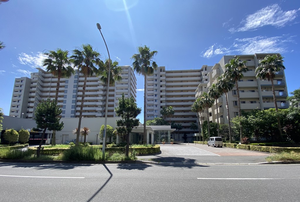 【外観】 淡いベージュの明るい外観が周辺の緑豊かな環境と調和して落ち着いた佇まいを感じさせてくれます。2003年2月築。オートロックシステム、宅配ボックス完備、24時間ゴミ出し可能です。