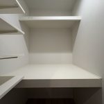 【納戸】 収納の多さも魅力のフルリノベーション。ウォークインクローゼットが2か所、クローゼットが2か所、納戸、シューズインクロークをプランニングしています。
