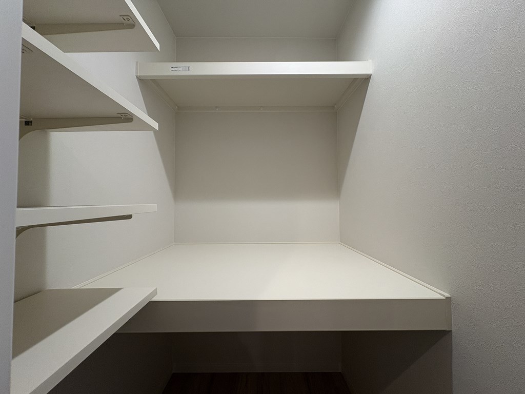 【納戸】 収納の多さも魅力のフルリノベーション。ウォークインクローゼットが2か所、クローゼットが2か所、納戸、シューズインクロークをプランニングしています。