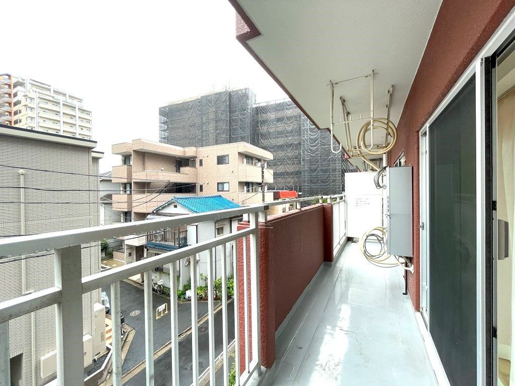 【バルコニー】 南西向きのバルコニーです。