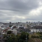 【眺望】 バルコニーからの眺望。目の前に広い空を感じることができます。ぜひ現地で確認してほしいポイントです。