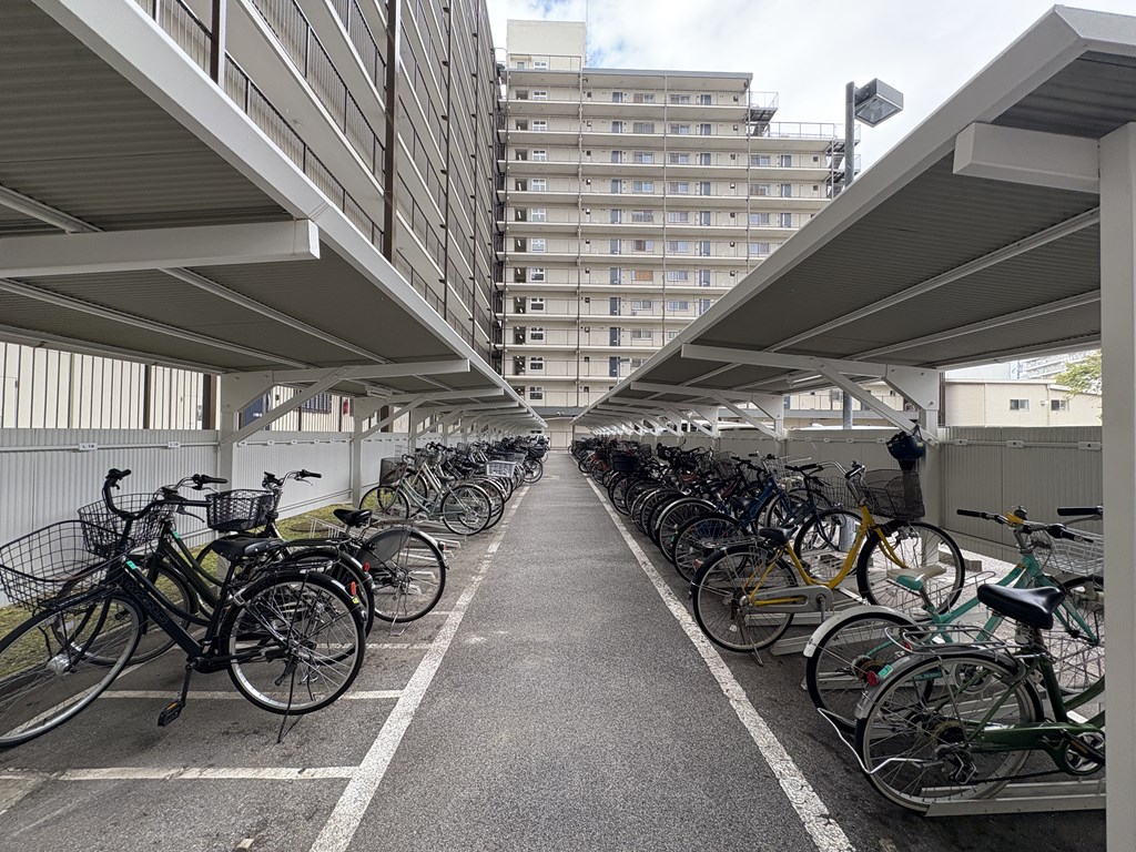 【駐輪場】 駐輪場の様子です。月額 200円。大型自転車は月額 300円になります。空き状況は随時ご確認ください。