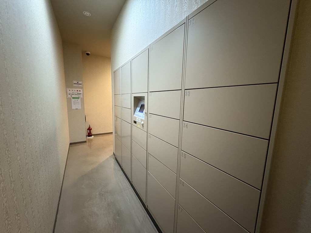 【宅配ボックス】 宅配ボックス完備。不在時にも荷物の受け取りができるので便利です。