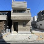 【外観】 木造3階建て住宅、4LDKの間取り。住宅性能評価書有り、低炭素建築物新築等計画認定通知書有り。室内も水回りも綺麗にお使いです。お気軽にお問い合わせください。