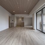 【リビング】 14階建ての2階角部屋、L型バルコニー。全てのお部屋に窓があるの明るくて風通しも良好。LDKは約23.2帖の広さがあります。