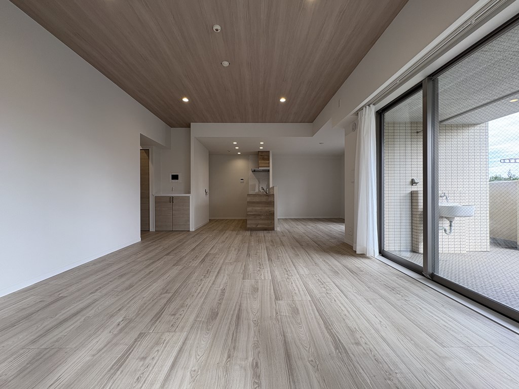 【リビング】 14階建ての2階角部屋、L型バルコニー。全てのお部屋に窓があるの明るくて風通しも良好。LDKは約23.2帖の広さがあります。