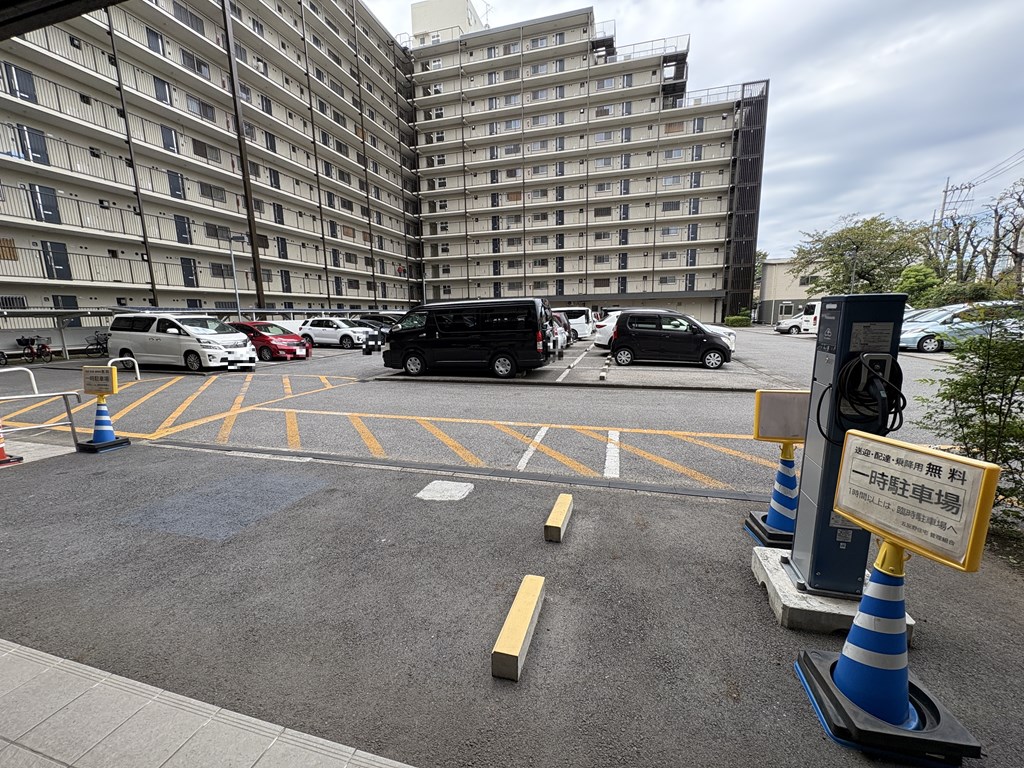 【来客用駐車場】 来客用駐車場があるのでご両親やご友人の訪問時に利用できます。