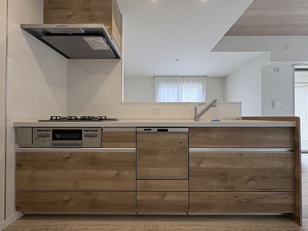 【キッチン】  対面式システムキッチン採用。フル装備なのでお料理の支度もも後片付けもはかどります。