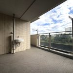 【バルコニー】  南東～南西向きのL型バルコニー。日照も風通しも良好です。便利なスロップシンク付きです。