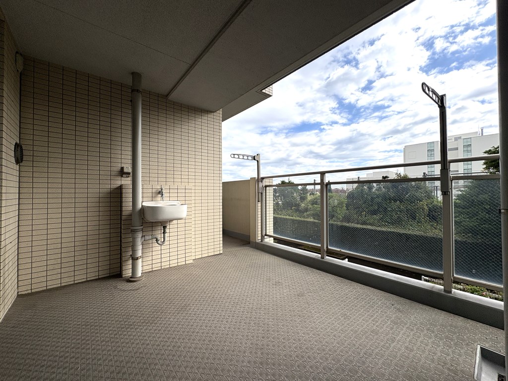 【バルコニー】  南東～南西向きのL型バルコニー。日照も風通しも良好です。便利なスロップシンク付きです。