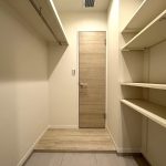 【シューズインクローク】  玄関横にシューズインクロークがあります。換気扇を設置しているので通気面も安心です。