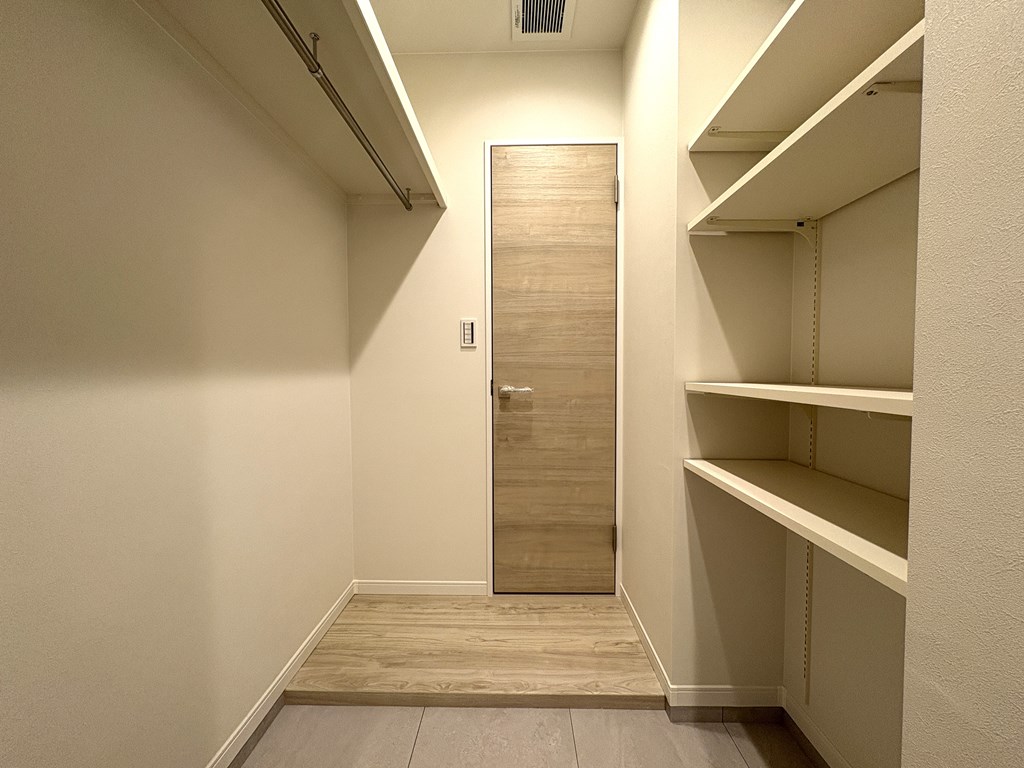 【シューズインクローク】  玄関横にシューズインクロークがあります。換気扇を設置しているので通気面も安心です。