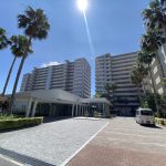 【エントランス】 海外のリゾートを感じさせる開放感のあるエントランスの様子です。